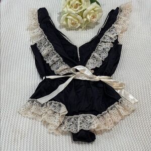 🌹Vintage Union Made Flair Black Chemise with Cream Lace🌹